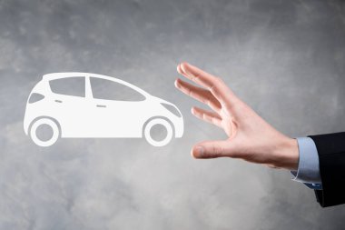 Araba ikonu tutan adamın dijital bileşimi. Araba sigortası ve araba servisi konsepti. Bir jest ve araba ikonu sunan bir iş adamı.