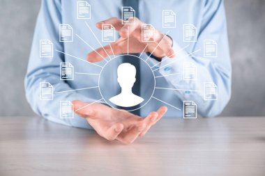 Belge Yönetim Sistemi DMS. İş adamı kullanıcı ve belge simgesini elinde tutar. Şirket dosyaları ve bilgilerini arşivlemek, aramak ve yönetmek için yazılımdır. İnternet Teknoloji Konsepti. Dijital Güvenlik