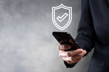 Güvenlik ağı güvenlik bilgisayarı bir iş adamının elinde. business, technology, siber güvenlik ve internet konsepti - iş adamı sanal ekranlardaki kalkan düğmesine basıyor.