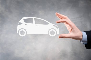 Araba ikonu tutan adamın dijital bileşimi. Araba sigortası ve araba servisi konsepti. Bir jest ve araba ikonu sunan bir iş adamı.