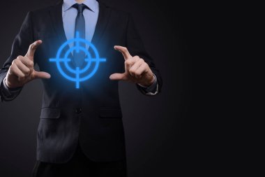 Hedefleme konsepti iş adamının elinde hedef tahtası çizimi. Hedef ve yatırım hedefi kavramı