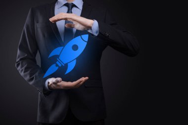 Soyut dijital roket ikonu taşıyan iş adamı konsepti fırlatılıyor ve yükseliyor.