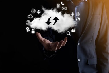 Bulut teknolojisi. Bulut depolama işareti. Karanlıkta yukarı aşağı iki ok. Bulut hesaplama, büyük veri merkezi, gelecekteki altyapı, dijital ai konsepti. Sanal sunucu simgesi.