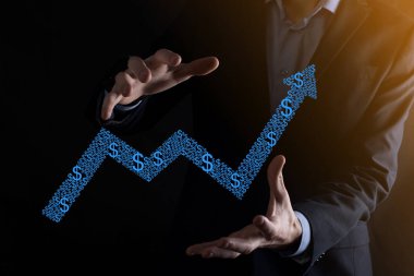 İş adamı elinde pozitif kar artışı olan bir grafik tutuyor. Grafik büyümesi ve grafik artışı işlerinde olumlu göstergeler. Daha kârlı ve büyüyen