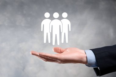 İş adamı takım çalışması ikonunu tutar. Güçlü bir takım kuruyorum. İnsanlar ikonu. İnsan kaynakları ve yönetim kavramı. Sosyal ağ, değerlendirme merkezi kavramı, kişisel denetim veya CRM kavramı