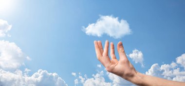 Mavi arka planda erkek el ele tutuşma ikonu. Emlak sigortası ve güvenlik kavramı. Emlak kavramı. Hava koşulları, bulutlar..