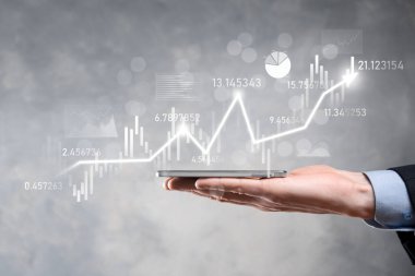 Eldeki iş adamı bankacılık işletme finans grafiği ve borsa yatırım noktası, ekonomik büyüme ve yatırımcı konseptine yatırım yapıyor. Analiz sanal borsa grafiği, teknoloji kullanarak analiz edilir.