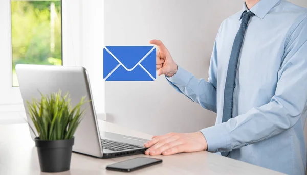 Businessman Ręka Trzymając Ikonę Mail Skontaktuj Się Nami Przez Mail — Zdjęcie stockowe