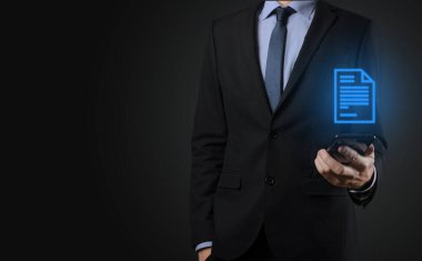İş adamı elinde bir belge ikonu tutuyor Belge Yönetimi Veri Sistemi İş Dünyası İnternet Teknolojisi Kavramı. Şirket veri yönetim sistemi DMS .