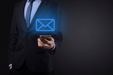 İş adamı elinde e-posta simgesi ile bizimle iletişim kurar ve kişisel bilgilerinizi spam postalarından korur. Müşteri hizmetleri çağrı merkezi bizimle iletişim kurar.