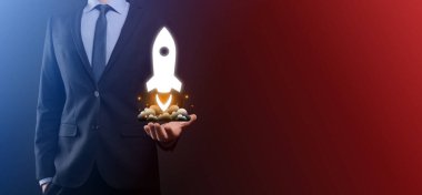 Girişim konsepti, Tablet ve simge roketi tutan İşadamı ekrandan koyu arkaplanda ağ bağlantısı ile fırlıyor ve yükseliyor