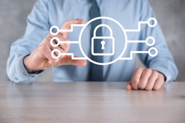 Siber güvenlik ağı. Asma kilit simgesi ve internet teknolojisi ağı. Tablet ve sanal arayüzde veri kişisel bilgilerini koruyan bir iş adamı. Veri koruma gizlilik kavramı. GDPR. AB.