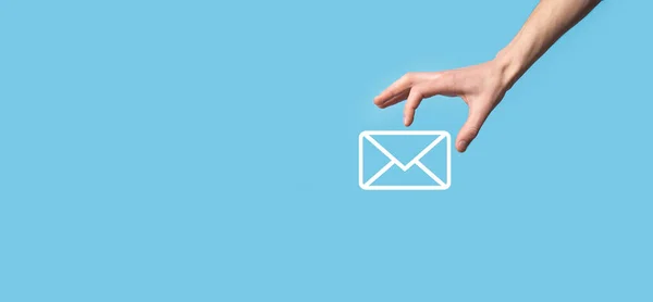 Erkek el ele tutuşan mektup simgesi, e- posta simgeleri. Haber bülteni e- postası ile bizimle iletişime geçin ve kişisel bilgilerinizi spam postasından koruyun. Müşteri hizmetleri çağrı merkezi bizimle bağlantı kurar. E- posta pazarlama ve haber bülteni.