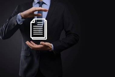 İş adamı elinde bir belge ikonu tutuyor Belge Yönetimi Veri Sistemi İş Dünyası İnternet Teknolojisi Kavramı. Şirket veri yönetim sistemi DMS .