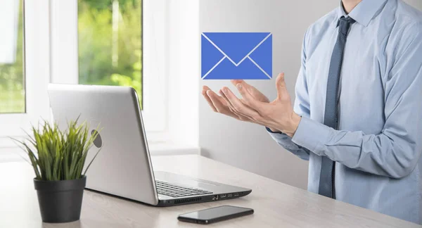 Επιχειρηματίας Χέρι Κρατώντας Εικονίδιο Mail Επικοινωνήστε Μαζί Μας Μέσω Mail — Φωτογραφία Αρχείου