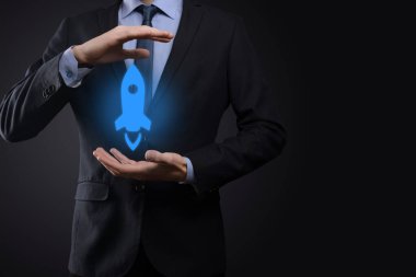 Girişim konsepti, Tablet ve simge roketi tutan İşadamı ekrandan koyu arkaplanda ağ bağlantısı ile fırlıyor ve yükseliyor