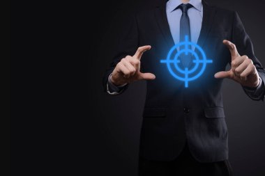 Hedefleme konsepti iş adamının elinde hedef tahtası çizimi. Hedef ve yatırım hedefi kavramı