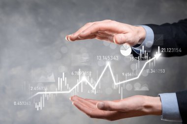 Eldeki iş adamı bankacılık işletme finans grafiği ve borsa yatırım noktası, ekonomik büyüme ve yatırımcı konseptine yatırım yapıyor. Analiz sanal borsa grafiği, teknoloji kullanarak analiz edilir.