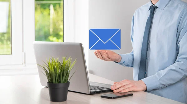 Zakenman Hand Holding Mail Icoon Neem Contact Met Ons Nieuwsbrief — Stockfoto