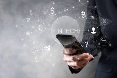 Fintech-Finansal Teknoloji konsepti işadamında. Yatırım bankacılığı ödemesi. Kripto para yatırımı ve dijital para. Sanal ekranda iş kavramı