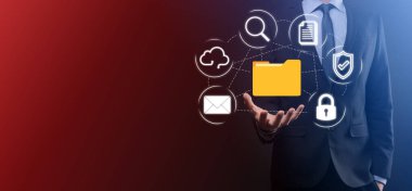 Belge Yönetim Sistemi DMS. İş adamı dizin ve belge simgesini saklar. Şirket dosyaları ve bilgilerini arşivlemek, aramak ve yönetmek için yazılımdır. İnternet Teknoloji Konsepti. Dijital Güvenlik.