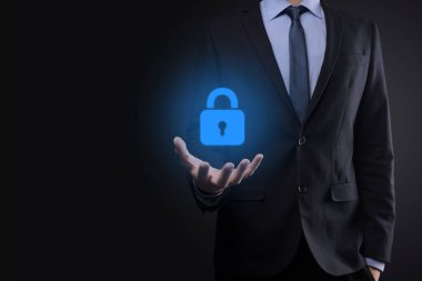 Siber güvenlik ağı. Asma kilit simgesi ve internet teknolojisi ağı. Sanal arayüzde veri kişisel bilgilerini koruyan bir iş adamı. Veri koruma gizlilik kavramı. GDPR. AB.