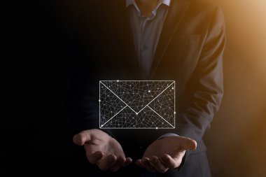 İş adamı elinde e-posta simgesi ile bizimle iletişim kurar ve kişisel bilgilerinizi spam postalarından korur. Müşteri hizmetleri çağrı merkezi bizimle iletişim kurar.