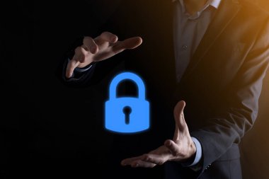 Siber güvenlik ağı. Asma kilit simgesi ve internet teknolojisi ağı. Tablet ve sanal arayüzde veri kişisel bilgilerini koruyan bir iş adamı. Veri koruma gizlilik kavramı. GDPR. AB.