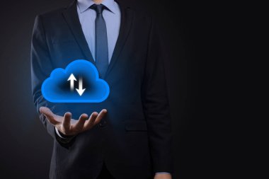 İş adamı bulut simgesini tutar. Bulut hesaplama konsepti - akıllı telefonu buluta bağlar. akıllı telefonlu ağ bilgi teknolojisi uzmanı. Büyük veri kavramı