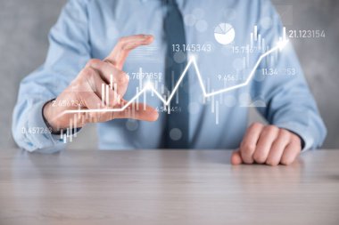 Boş bir iş. Siyah arka planda takım elbiseli bir işadamı ellerini koruyucu bir şekilde tutar. Bakım ve himaye jesti.