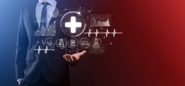 İş adamının elinde sanal ve tıbbi ağ bağlantısı simgeleri var. Covid-19 salgını insanları bilinçlendirir ve sağlık hizmetlerine dikkat çeker. Doktor, belge, ilaç, ambulans, hasta ikonu