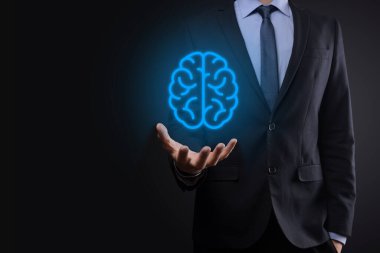 Sanal, yenilikçi gelişim, gelecek teknoloji, bilim, yenilik ve iş kavramı üzerine soyut beyin ve simge araçları, aygıt, müşteri ağı iletişimini elinde tutan işadamı.