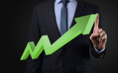 İş adamı artan ekran grafiği, pozitif büyüme ikonu okları üzerinde duruyor. Yaratıcı iş grafiğine yükselen oklarla işaret ediyor. Finansal, ticari büyüme kavramı.