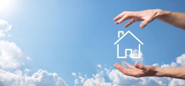 Mavi arka planda erkek el ele tutuşma ikonu. Emlak sigortası ve güvenlik kavramı. Emlak kavramı. Fotokopi alanı olan pankart.