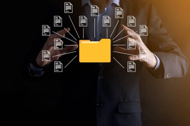 Belge Yönetim Sistemi DMS. İş adamı dizin ve belge simgesini saklar. Şirket dosyaları ve bilgilerini arşivlemek, aramak ve yönetmek için yazılımdır. İnternet Teknoloji Konsepti. Dijital Güvenlik