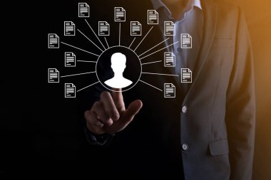 Belge Yönetim Sistemi DMS. İş adamı kullanıcı ve belge simgesini elinde tutar. Şirket dosyaları ve bilgilerini arşivlemek, aramak ve yönetmek için yazılımdır. İnternet Teknoloji Konsepti. Dijital Güvenlik