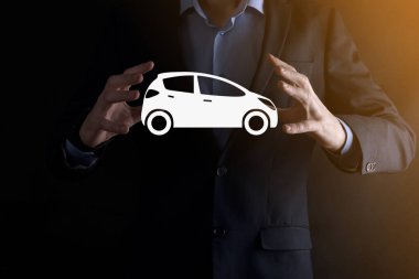 Araba ikonu tutan adamın dijital bileşimi. Araba sigortası ve araba servisi konsepti. Bir jest ve araba ikonu sunan bir iş adamı.