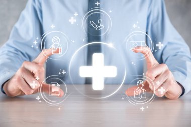 İş adamının elinde sanal ve tıbbi ağ bağlantısı simgeleri var. Covid-19 salgını insanları bilinçlendirir ve sağlık hizmetlerine dikkat çeker. Doktor, belge, ilaç, ambulans, hasta ikonu