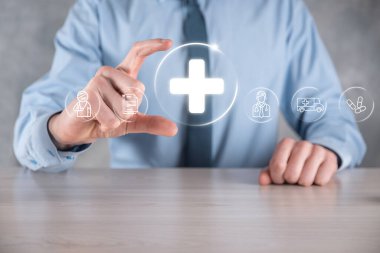 İş adamının elinde sanal ve tıbbi ağ bağlantısı simgeleri var. Covid-19 salgını insanları bilinçlendirir ve sağlık hizmetlerine dikkat çeker. Doktor, belge, ilaç, ambulans, hasta ikonu