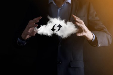 Bulut teknolojisi. Karanlıkta yukarı aşağı iki ok olan çokgen kablo depolama işareti. Bulut hesaplama, büyük veri merkezi, gelecekteki altyapı, dijital ai konsepti. Sanal sunucu simgesi.