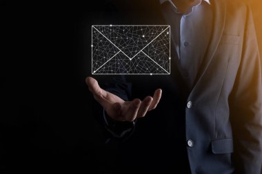 İş adamı elinde e-posta simgesi ile bizimle iletişim kurar ve kişisel bilgilerinizi spam postalarından korur. Müşteri hizmetleri çağrı merkezi bizimle iletişim kurar.