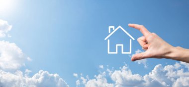 Mavi arka planda erkek el ele tutuşma ikonu. Emlak sigortası ve güvenlik kavramı. Emlak kavramı. Fotokopi alanı olan pankart.