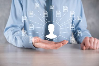 Belge Yönetim Sistemi DMS. İş adamı kullanıcı ve belge simgesini elinde tutar. Şirket dosyaları ve bilgilerini arşivlemek, aramak ve yönetmek için yazılımdır. İnternet Teknoloji Konsepti. Dijital Güvenlik