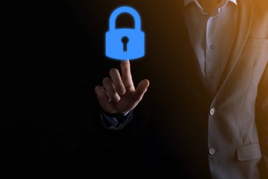 Siber güvenlik ağı. Asma kilit simgesi ve internet teknolojisi ağı. Tablet ve sanal arayüzde veri kişisel bilgilerini koruyan bir iş adamı. Veri koruma gizlilik kavramı. GDPR. AB.