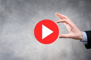 İş adamı projeleri başlatmak ya da başlatmak için oynat düğmesine basın ya da tıklayın. Video Oynat Sunumu. İş için fikir, teknoloji. Medya oynatıcı düğmesi. Simgeyi çal. Git.