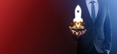 Girişim konsepti, Tablet ve simge roketi tutan İşadamı ekrandan koyu arkaplanda ağ bağlantısı ile fırlıyor ve yükseliyor