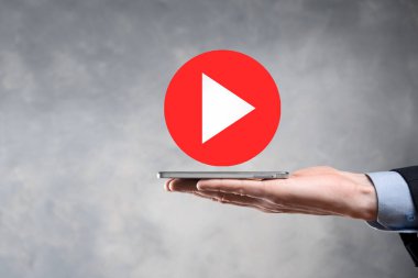İş adamı projeleri başlatmak ya da başlatmak için oynat düğmesine basın ya da tıklayın. Video Oynat Sunumu. İş için fikir, teknoloji. Medya oynatıcı düğmesi. Simgeyi çal. Git.