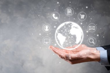 İş adamı gizler, kullanır ve topluluk teknolojisinin dijital bilgi simgesini basar. Yüksek teknoloji ve büyük veri kavramı. Küresel bağlantı. Şeylerin interneti. ICT Bilgi İletişim Ağı