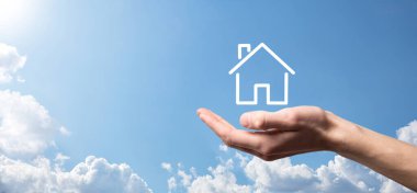 Mavi arka planda erkek el ele tutuşma ikonu. Emlak sigortası ve güvenlik kavramı. Emlak kavramı. Fotokopi alanı olan pankart.