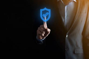 Güvenlik ağı güvenlik bilgisayarı bir iş adamının elinde. business, technology, siber güvenlik ve internet konsepti - iş adamı sanal ekranlardaki kalkan düğmesine basıyor.